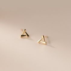 Gold Earrings Tops Designs For Daily Use, Small Earrings Design, Home Made Earrings Ideas, Tops Earrings Gold, Small Gold Earrings Designs, Earings Design Modern, Gold Earrings Designs For Daily Use, Gold Earrings Studs Simple