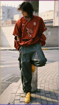 Male Kpop Idol Fashion, Men Outfits Ideas Street, 90s Street Style Men, Male Outfit Reference, Male Clothing Ideas, Street Wear Aesthetic Men, Outfit Inspo Male, Y2k Aesthetic Men, Male Street Fashion