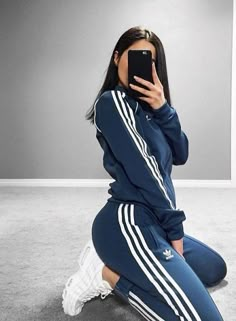 Poses para lucir cuerpatzo aunque estés plana Adidas Pants Outfit, Cute Sporty Outfits, Tracksuit Outfit, Outfit Essentials, Street Style Photography, Fashion Male, Street Fashion Photography