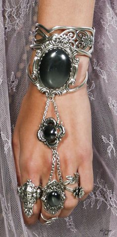 Etro Resort, Victorian Accessories, 2016 Runway, Pagan Jewelry, Hand Jewelry, Vogue Fashion, Fall 2015, Beautiful Life, Fashion Shows