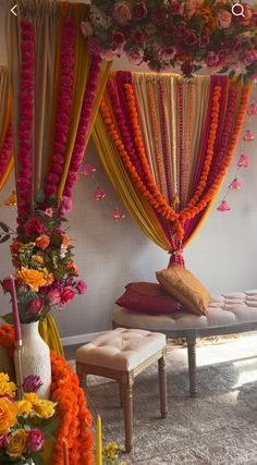 Pink Dholki Decor, Mehndi Wedding Aesthetic, Mehndi Ceiling Decor, Indian Mehndi Decoration, Desi Mehendi Decor, Mehndi Party Decoration At Home, Indian Simple Wedding Decor, Mendhi Event Ideas, Indoor Dholki Decor