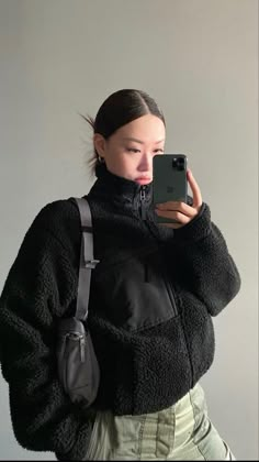 Cargo Pants Winter Outfit, Gorpcore Girl, Fuzzy Jacket Outfit, Outfit Ideas Weekend, Outfit Inspo Cold Weather, Cargo Pants Winter, Outfit Running Errands, Outfit Inspo Cold, Pants Winter Outfit