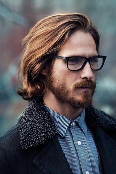 Anteojos + Pelo largo + Barba = Amor. | 23 Hombres guapos con anteojos que van a satisfacer todas tus fantasías Romantic Questions, Mens Wigs, Hairstyles For, Hairstyles Men, Hair 2018, Athletic Hairstyles, Curly Bob Hairstyles