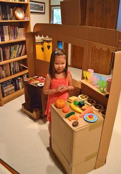 Frutería de cartón (y niña feliz :) • Cardboard greengrocers Cardboard Box Diy, Cardboard Play, Cardboard Crafts Kids, Cardboard Playhouse, Ikat Bag, Cardboard Cartons, Cardboard Toys