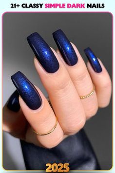 Midnight blue nails with sparkling details offer a celestial aesthetic. These classy simple dark nail ideas balance elegance and charm for any event. Nails Black And Blue, Blue Shimmer Nails, Black Blue Nails, Blue Black Nails, Cold Nails, Blue Nails Aesthetic, Sapphire Nails, Thermal Nails, Dark Blue Nails