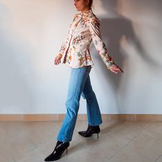 With this advanced-level digital Sewing Pattern, you can sew a sleek Hourglass shaped Blazer with Stand Collar. The Jacket features a slim fit silhouette, has a single-breasted button fastening closure, and is fully lined. Making it with fine fabrics, it is ideal for ceremonies and receptions. In denim or corduroy, combined with a pair of jeans, it's perfect for casual outings. This garment is sure to stand out. Slim Fit Single Breasted Outerwear For Spring, Slim Fit Blazer With Button Closure And Long Sleeves, Slim Fit Blazer With Button Closure, Spring Slim Fit Blazer With Button Closure, Spring Slim Fit Blazer For Tailoring, Spring Single Button Slim Fit Outerwear, Spring Slim Fit Single Button Outerwear, Floral Print Long Sleeve Blazer For Office, Floral Print Fall Office Blazer