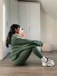 #fitness #ootd #gymfit #greenhoodie #winterfashion #gymlife #gymoutfit #oneractive #hair #blackhair #hairclip #clawcliphairstyle Green Fall Activewear For Gym, Green Gym Outfit Aesthetic, Green Gym Outfit, Green Athleisure Hoodie For Gym, Casual Green Gym Sets, Green Ribbed Activewear For Gym, Gym Fit, Green Hoodie, Green Outfit