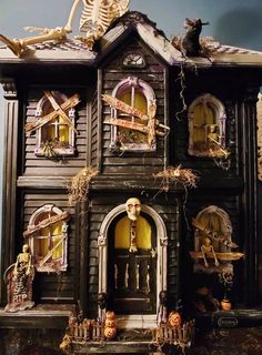 Modelling Moodboard, Halloween Haunted House Diy, Spooky Dolls, Spooky Village, Halloween Gingerbread House, Dollhouse Makeover, Halloween Houses, Halloween Diorama