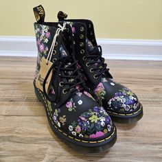 New Dr. Martens 1460 Pascal Women's Vintage Floral Leather Lace-Up Boots Color: Black+Multi - Vintage Floral Backhand Size: Us 8, Eur 39 New, Without Box. Born On 01.04.60. Named The 1460 Boot. Over Six Decades, 8-Eye Work Boots Have Become Inconic Backhand Is Full-Grain Leather That's Durable And Soft To The Touch The Dms Sole Is A Pillar Of Dr. Martens Construction - Renowned For Its Comfort And Stability. A Two-Tone Appearance With Distinctive Grooving And An Unmistakable Tread Pattern Constr Purple Leather Spring Boots, Spring Purple Leather Boots, Dr Martens 1460 Pascal, Leather Lace Up Boots, Goodyear Welt, Leather Lace, Work Boots, Lace Up Boots, Leather And Lace