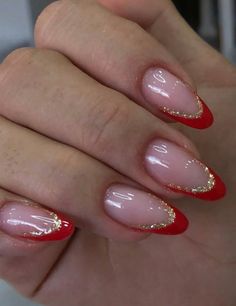 ongle noel rouge et or Cute Nails For Hoco Short, Almond Nails Hoco, Hoco Nails For A Red Dress, Hoco Nails Almond Shape, Red Homecoming Nails Almond, Red Hoco Nails Almond, Red Hoco Nail Ideas, French Tip Almond With Design, French Nails With Design Creative