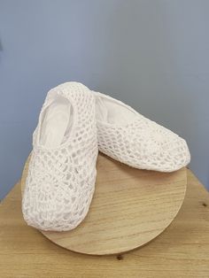 Hæklet tøfler findes i 6 størrelser. Let at bære, vaske, pakke. Helt hvidt med en stram striksål. 100% polyester. Importeret. Granny Slippers, Slipper Crochet, Dutch Shoes, Crochet Bodies, Crochet Slipper, White Temple, Shoes Pattern, Stylish Crochet, Slippers Pattern