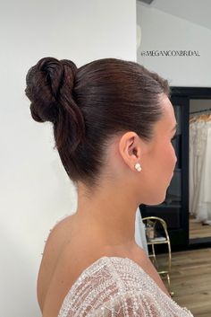 Sleek Bridal Hair, Updo Sleek, Bun Bridal Hair, High Bun Wedding Hairstyles, Hairstyles And Colors, High Bun Hair, Wedding Bun