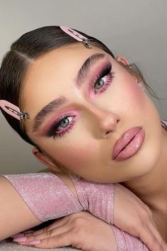 Glam Barbie Makeup, Creative Eye Makeup Colorful, Pink Creative Makeup Looks, Girly Pop Makeup, Pink Makeup Looks Barbie, Fun Makeup Ideas Aesthetic, Barbie Eye Makeup Tutorial, Pink Creative Makeup, Dramatic Pink Eye Makeup