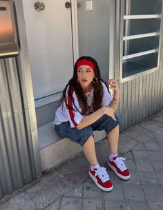 Laid Back Aesthetic Outfits, Baps Inspired Outfit, Red Outfit Streetwear, Outfits Con Bermudas, Blockcore Outfit, Bucket Hat Outfit Aesthetic, American Style Outfit, Red Streetwear Outfit, Red Sneakers Outfit