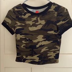 Cute Cottom Cropped Camo T-Shirt Trendy Camouflage Crew Neck T-shirt, Camouflage Crew Neck Graphic Tee, Trendy Camouflage T-shirt For Summer, Casual Camouflage Crew Neck Top, Camouflage Fitted Short Sleeve Tops, Fitted Camouflage Short Sleeve Tops, Fitted Camouflage Tops With Short Sleeves, Camouflage Short Sleeve Top With Graphic Print, Camouflage Graphic Print Short Sleeve Top