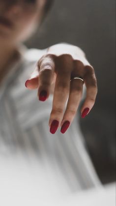 Fall 2021 nail trends Jewellery Photography Inspiration, Hand Photography, Red Nail Polish, Nail Photos, Instagram Nails, Foto Poses, Template Instagram, Nail Studio, Nail Art Tutorial