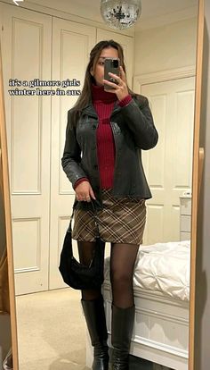 repost Brown Boot Outfit Ideas, Work Y2k Outfits, Effortless Pants Aritzia Outfit Work, 2000s Autumn Aesthetic Outfits, Fashion Outfits Leather Jacket, Gilmore Girls Winter Outfits, 90s Business Fashion, 2000s Office Fashion, 2000s Fall Fashion