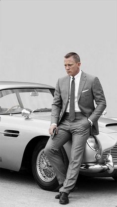 James Bond (Daniel Craig) Nice suit and car Craig 007, James Bond Daniel Craig, Bond Fashion, Craig Bond, Bond Suits, Terno Slim, James Bond Style, Daniel Craig James Bond