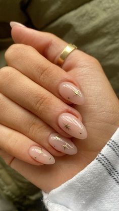 Rounded Almond Shaped Nails, Subtle Gold Nail Design, Minimalist Celestial Nails, Cute Natural Almond Nails, Classy Bday Nails, Simple Korean Gel Nails, Basic Nail Inspiration, Neutral Almond Nails With Design, Minimal Nail Design Natural