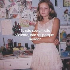 a woman standing in front of a wall with pictures on it and the caption reads, el nao sou um caa violento viento no sei porque mor