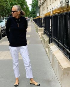 Linda Wright Style, Visual Vamp, How To Wear White Jeans, Madewell Black Jeans, Best White Sneakers, Casual Luxe, Earthy Style, French Women Style, White Jeans Outfit