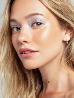 Bronzer Cream, Blush And Highlighter, Best Lipsticks, Penteado Cabelo Curto, Highlighter Makeup, Skin Conditions, Makeup Trends