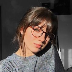 Corte de cabelo com franja: 60 ideias desse visual versátil e moderno Long Hair And Glasses, Bangs And Glasses, Hair And Glasses, Hairstyles With Glasses, Fringe Hairstyles, Wearing Glasses, Short Hair With Bangs, Hairstyles For Long Hair, Grunge Hair