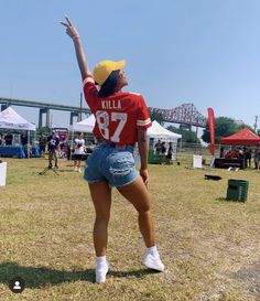 Kayla Nicole Tattoo, Game Outfits For Women Football, Superbowl Outfits Women What To Wear, Summer Football Game Outfit, Nfl Jersey Outfit Women Style, Spectator Outfit, Mahomes Jersey, Football Wife