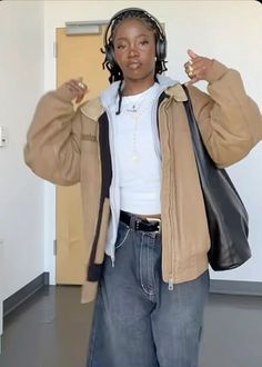 brown jacket accessories college outfit Style Ideas Black Women, 90s Fall Fashion Black Women, Streetwear Fashion Shein, Fall 90s Outfits, Queer Fall Fashion, Brown Streetwear Outfit, 90s Winter Outfits, 90s Fashion Winter, Fits For Fall