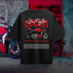 Description: Express your passion and style with this specially designedDucati Streetfighter V2 Motorcycle Oversize T-Shirt for motorcycle enthusiasts! Featuring sleek and modern lines that capture the dynamism of the Ducati Streetfighter V2, this t-shirt also stands out for its comfort and quality. Features: Design: Print that reflects the iconic design of theDucati Streetfighter V2 Fit: Oversized fit for a relaxed and roomy look Sizes: Available in sizes from S to 2XL Material: 100% cotton fab Biker Style Short Sleeve T-shirt For Streetwear, Moto Style Graphic Print Tops For Streetwear, Moto Style Sports T-shirt With Graphic Print, Moto Style Letter Print Tops For Streetwear, Moto Style Short Sleeve T-shirt For Streetwear, Sporty Short Sleeve T-shirt For Motorcycling, Sporty Graphic T-shirt For Motorcycling, Sporty Graphic Print T-shirt For Motorcycling, Motorcycle Tshirt Design