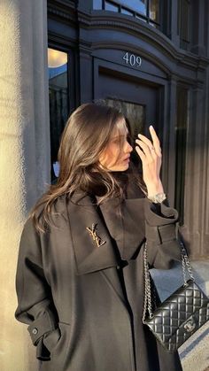 Black Trench Coat Outfit Casual, Ambassador Aesthetic, Rich Girl Lifestyle, Corporate Outfits, Elegante Casual, Old Money Style, Insta Photo Ideas, Looks Style, Mode Inspiration