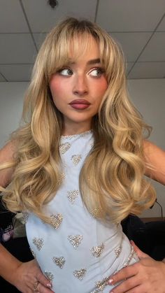 Sabrina Carpenter Style, Sabrina Carpenter Outfits, How To Cut Bangs, 90s Hairstyles, How To Style Bangs, Long Hair With Bangs, Cut My Hair, American Beauty, Sabrina Carpenter