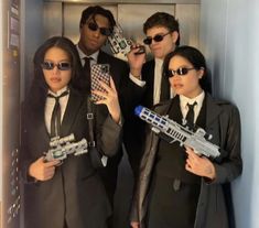 Undercover Spy Costume, John Wick Halloween Costume, Black Men Costumes Halloween, Secret Agent Costume Women, Mib Aesthetic, Bodyguard Costume, Fbi Agent Halloween Costume, Men In Black Costumes, Mib Costume Women