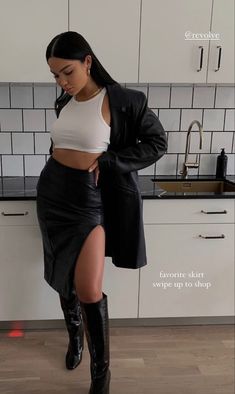 Bad Bunny Concert Outfit, Amanda Khamkaew, Dark Denim Skirt, Curated Outfit, Black Mom Jeans, Looks Street Style, Bad Bunny, Winter Fashion Outfits