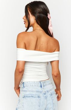 White Off Shoulder Crop Top

How to Style:
The perfect IT-girl top () has just dropped! Get ready for date night or drinks with the girls in the Paige Off Shoulder Contrast Top. Pair with denim () jeans and heels for simply elegant look! Accessorise with a shoulder bag and gold jewellery () for a pop of colour!

Features:


  
 * Light weight material 
 * Lots of stretch 
 * Unlined 
 * Thick material 
 * Off the shoulder sleeves 
 * Straight neckline 
 *  Cropped length  
 * Pull on design White Off Shoulder Crop Top, Summer Bottoms, Prom Midi Dress, Summer Playsuit, Contrast Top, Beginning Boutique, White Off Shoulder, Straight Neckline, Strapless Tops