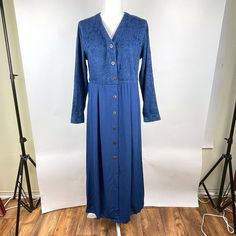 Nwt Women's Sara Bond Size Medium Blue Button Down Long Sleeve Dress. Material Top: 54% Rayon / 46% Cotton Skirt: 100% Rayon Garment Care: Dry Clean Only Country/Region Of Manufacture: United States Tag Size: M Bust: 19 Inches Shoulder: 17 Inches Length: 52 Inches Sleeve: 22 Inches Hem: 28 Inches Bond Dress, White Flower Dress, Chiffon Dress Long, Cocktail Gowns, Embroidered Maxi Dress, Maxi Jersey Dress, Linen Maxi Dress, Floral Print Maxi Dress, Pink Maxi Dress