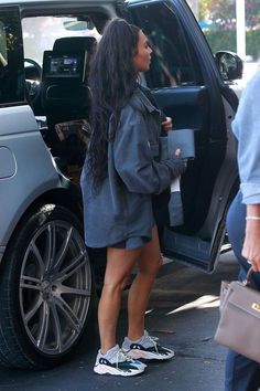 // k i m Yeezy 700 Outfit Women, Yeezy Outfit Women, Look Kylie Jenner, Yeezy Outfit, Estilo Kylie Jenner, Kim Kardashian Outfits