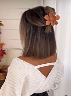 Clip Hairstyles, Hairdos For Short Hair, Peinados Fáciles Para Cabello Corto, Short Hair Tutorial, Penteado Cabelo Curto, Short Hair Updo, Short Hair Styles Easy, Shoulder Length Hair, Light Brown Hair