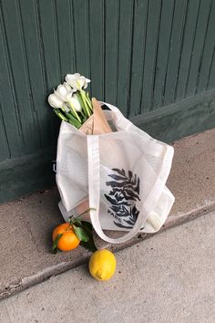 Tall Flowers, Market Tote, How To Pose, Green Aesthetic, Knitted Bags, Recycle Plastic Bottles, A Train, Long Handles, Aesthetic Photo