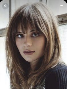 Rambut Brunette, Classic Hair, Bangs With Medium Hair, Magazine Issue, Fringe Hairstyles, Medium Hair Cuts, Shoulder Length Hair, Long Hair Cuts