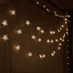 there are many stars on the string lights