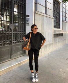 Looks confortáveis e estilosos com calça legging. Foto: - Quem ama looks confortáveis sabe que a calça legging é uma queridinha indispensável no closet. Além de super prática a peça é mega versátil. Confira este look com calça legging preta, t-shirt preta, all star de cano alto, tênis com plataforma, bolsa louis vuitton. #basico #ideiasdelooks #casual Outfit Converse, Outfits Leggins, Oversize Tshirt Outfits, Converse Outfits, Look Legging, Mode Tips, Fashion Minimalist, Wearing All Black, Tumblr Outfits