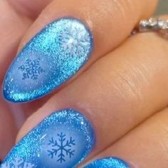 Vettsy on Instagram: "❄️Iced Blue Snowflakes Nails that give you the most stunning winter shine ✨ ✨Super Cat Eye Gel ✨Solid Gel-123 Frozen ✨Nail Stickers-Hollow Snowflake 👉 Shop the same nail supplies via my bio or visit vettsy.com Follow @vettsystore & @vettsynails for more nail inspiration 🧚‍♀️ 👭Tag friends who would like this👭 #vettsynails #nailsupply #nailsupplies #nailsathome #diynail #bluenails #bluenails💙 #snowflakenails #snowflakes #hollownails #glitternails #cateyenails #magneticnails #magneticpolish" Cat Eyes Christmas Nails, Snowflake Nails Blue, Cat Eye Christmas Nails, Ice Nails, Snowflakes Nails, Winter Manicure, Blue Acrylic Nails