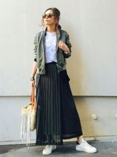 Look Boho Chic, Skirt And Jacket, Casual Skirt Outfits, Black Pleated Skirt, Mode Boho, Outfit Trends, Casual Work Outfits