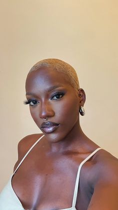 Bald Women Style, Black Bald Women, Women With Undercut, Bald Fade Women Black, Character Customization, Haircut Inspo