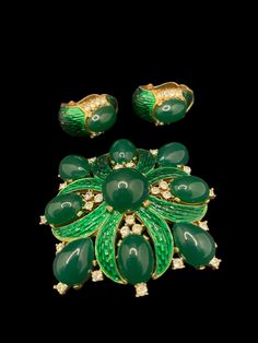 "Vintage 1960s Alfred Philippe Green Snake Skin \"Trifari L'orient\"Green Cabochon Enamel Brooch pin and Matching Earrings" Jewelry Board, Green Snake, Trifari Jewelry, Fashion 1950s, Vintage Trifari, Crown Trifari, Fun Jewelry, Jewelry Boards, Enamel Brooch