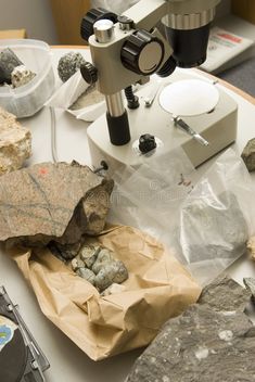 a microscope and some rocks on a table