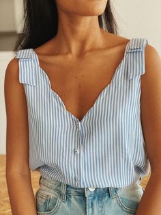 Striped Sleeveless Top, Elegante Casual, Cooler Look, Scalloped Trim, Sleeveless Shirt, Mode Inspiration, Spring Summer Outfits, Shoulder Length, Summer Wardrobe