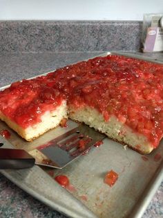 Rhubarb upside down cake made with a cake mix and fresh rhubarb has a light strawberry taste and a pretty red layer of fruit, thanks to a box of strawberry gelatin. It's nice for picnics, and the white and red color makes it a natural for the 4th of July or any patriotic occasion. Upside Down Rhubarb Cake, Cornmeal Cake Recipe, Rhubarb Filling, Refrigerator Desserts, Strawberry Upside Down Cake, Rhubarb Upside Down Cake, Strawberry Gelatin, Fresh Fruit Desserts