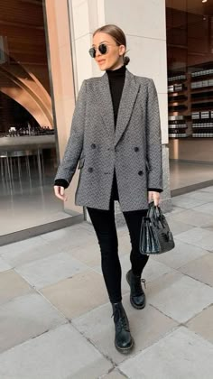 Classy outfits: how to dress classy with elegant outfits and chic outfits Casual Classy Outfits, Skandinavian Fashion, Chique Outfits, Winter Fashion Outfits Casual, Business Casual Outfits For Work, Winter Outfit Inspiration, Classy Work Outfits, Stylish Work Outfits